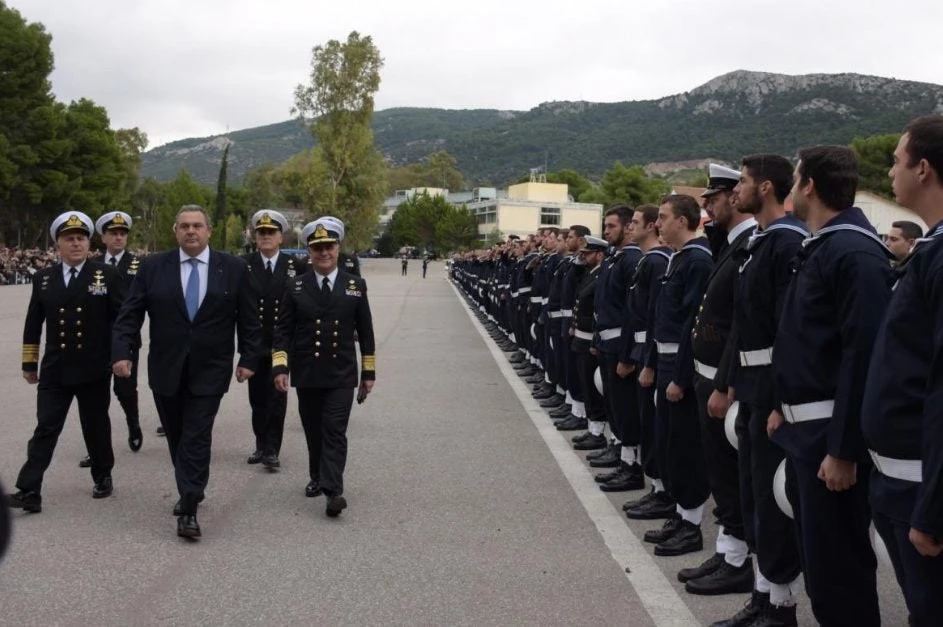Ο Π. Καμμένος παρακολούθησε συγκινημένος την ορκωμοσία του γιου του στο ΠΝ